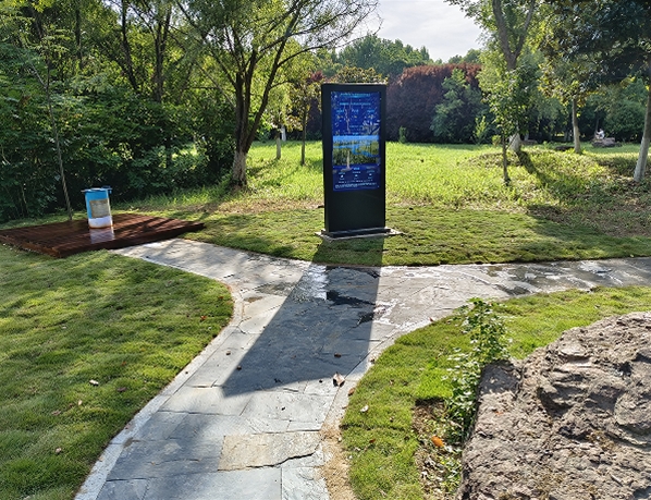南艳湖公园采购65寸户外信息发布一体机